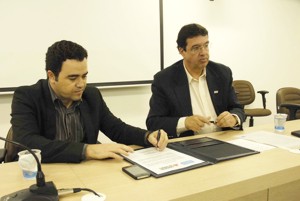 RELEASE DA COPASA - Divinópolis: Compromisso cumprido copasa assinando com wladimir